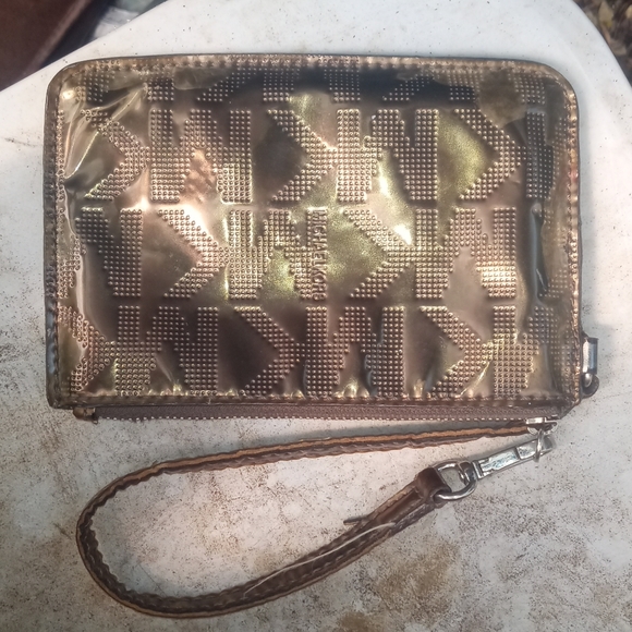 Michael Kors wristlet   *profits from item are donated to help accident victim** - Picture 5 of 6